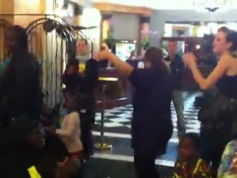 Les sans-logis s'installent au Lutetia ! (2)