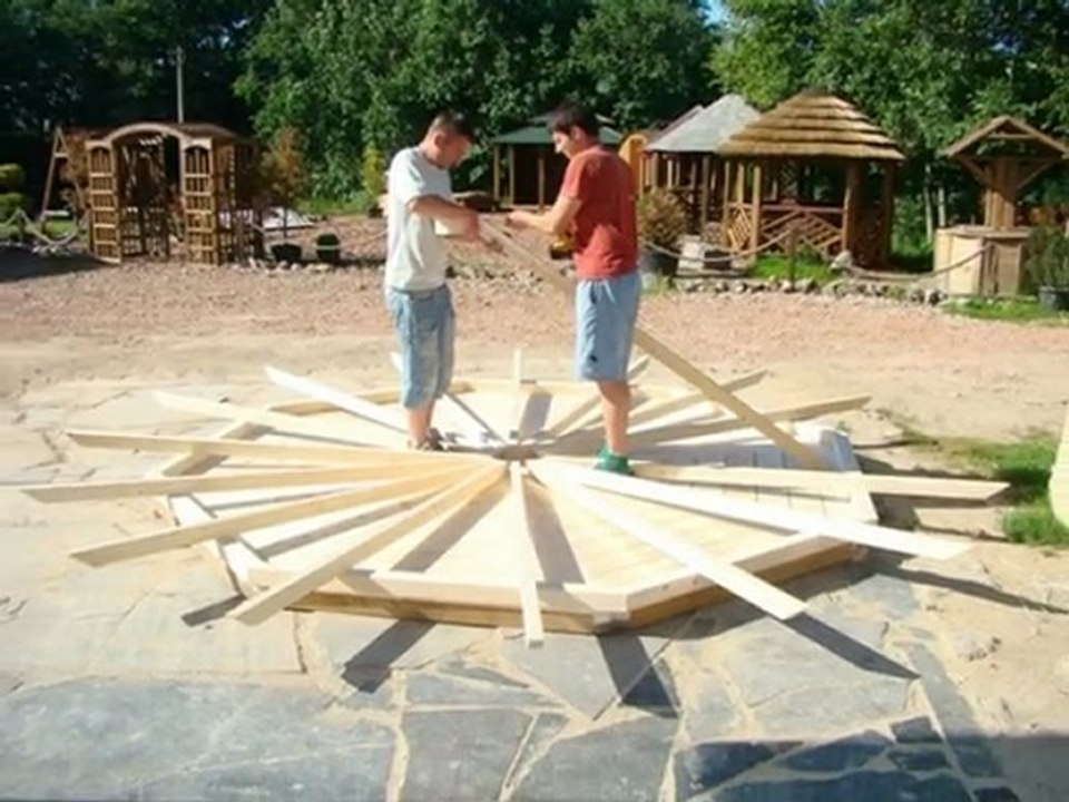Montage d'un kiosque en bois MAISONS FUTAIE