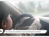 Le Zapping décalé : une fillette chinoise conduit la voiture !