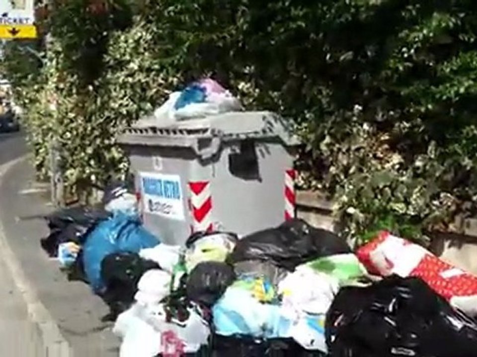 Aversa - Ancora cumuli di rifiuti differenziati sui marciapiedi