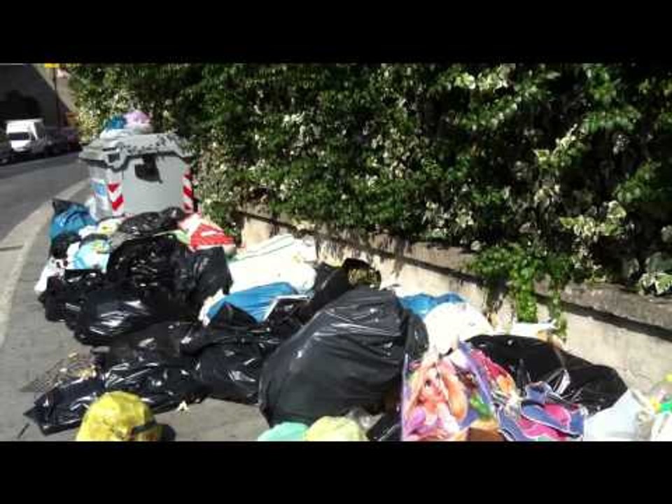 Aversa - Ancora cumuli di rifiuti differenziati sui marciapiedi