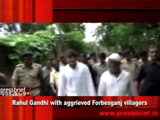 Rahul Gandhi with aggrieved Forbesganj villagers