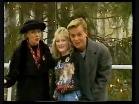 Kylie Minogue & Jason donovan at christmas shopping 1988