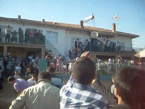 Konya-Hüyük-Başlamış Köyü Kenan Karaduman'ın düğününde şeker atma ve kapışma anından kısa bir kesit