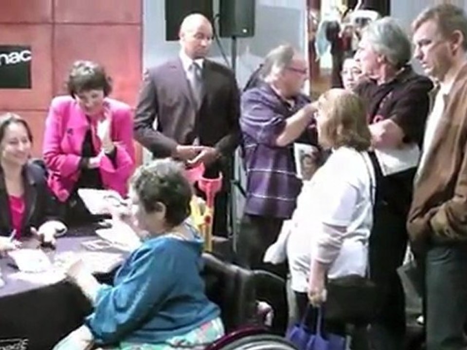 Ségolène Royal dédicace son livre à Noisy-le-Grand dans une ambiance chaleureuse