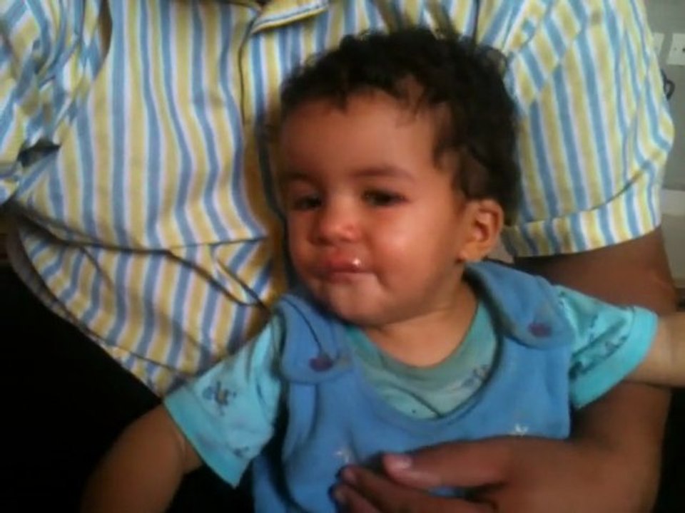 pti bebe joue avec l eau