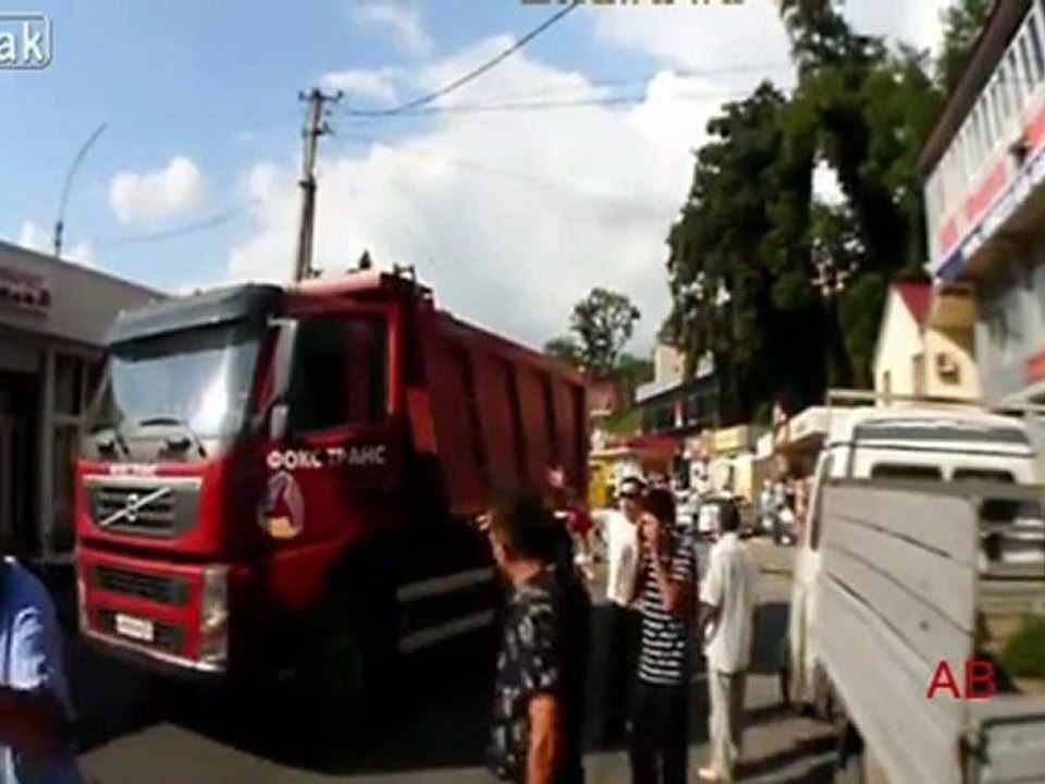 LKW-Fahrer überfährt Frau und Kind - WTF