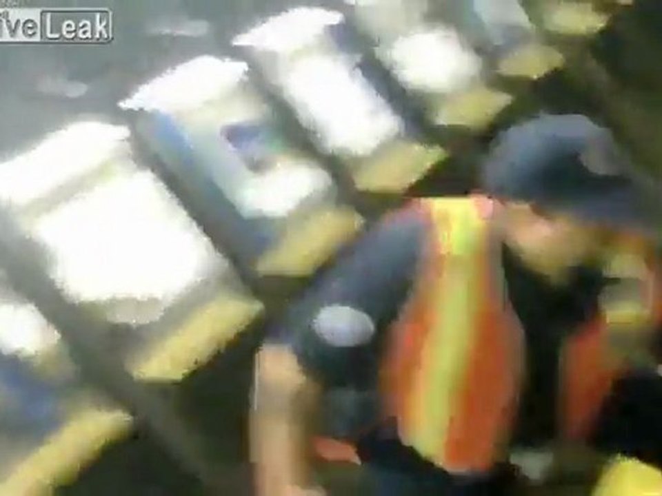 Drunk Man hat Probleme bei der U-Bahn