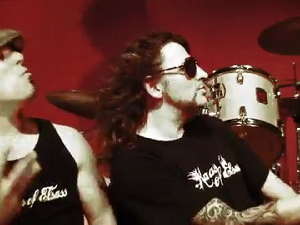 R&ROLL NOT DEAD (ze klip)