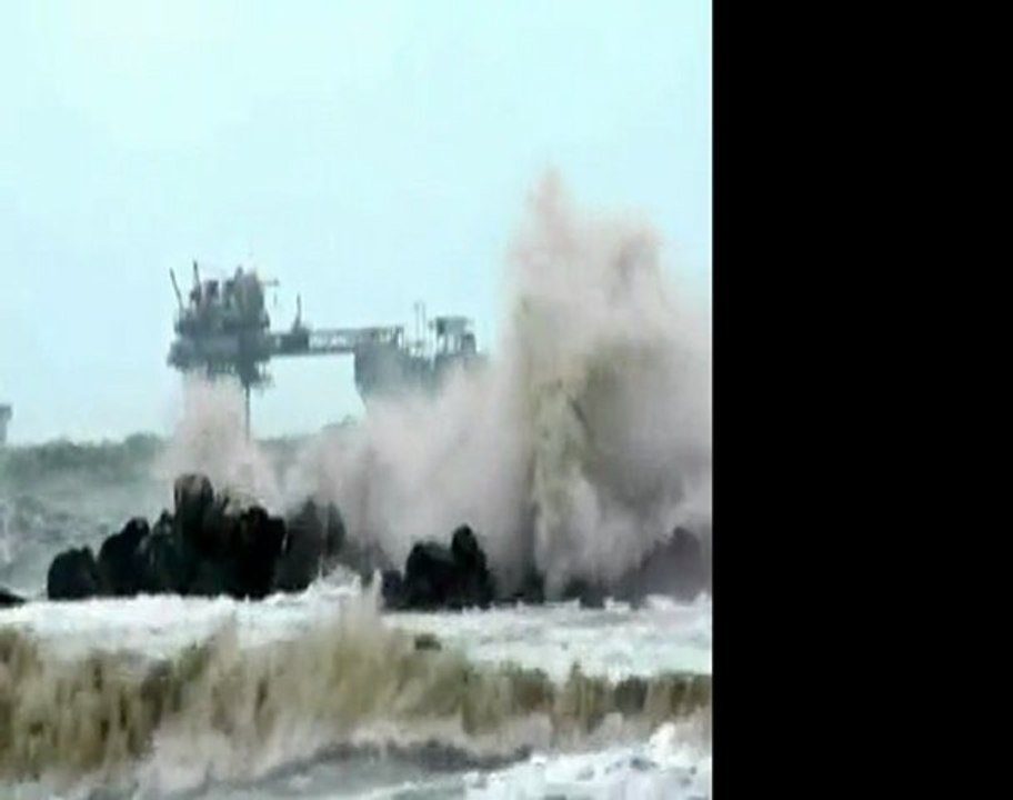 Tropical storm lashes U.S.