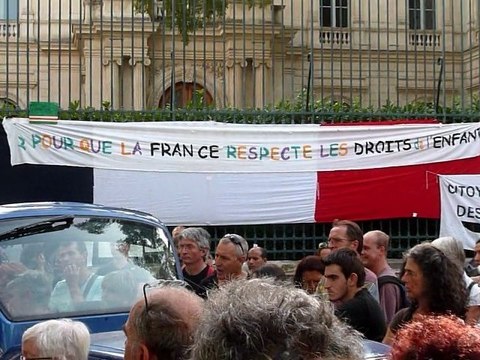 Des familles tchétchènes expulsées de leurs hébergements par le prefet du Gard , campent devant la préfecture de Nîmes. RESF