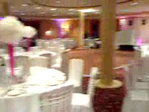 4 Mariages pour une lune de miel, décoration assurée par Flash Organisation (Housses de chaises, rubans, Assises des mariés, Rideaux lumineux) lors du mariage de Pegguy & Ulrich pour l'émission