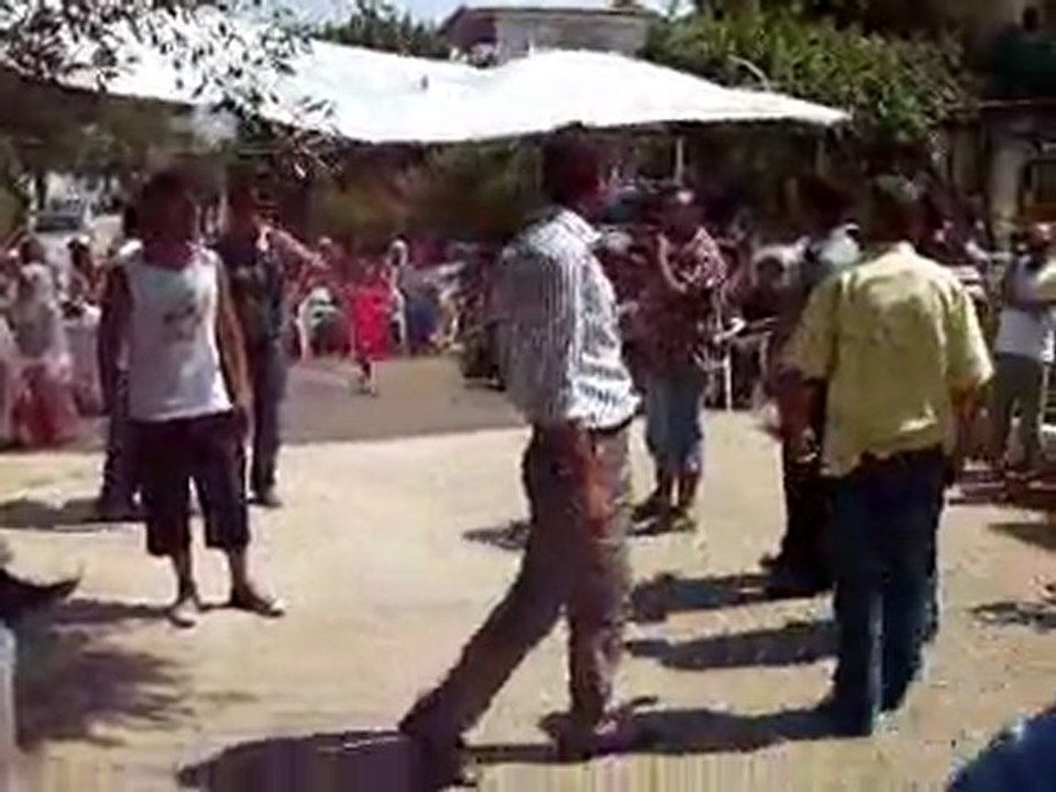 Fevzipaşa'lı gencler zeybek oynamayı çalışıyorlar(mt-metek)