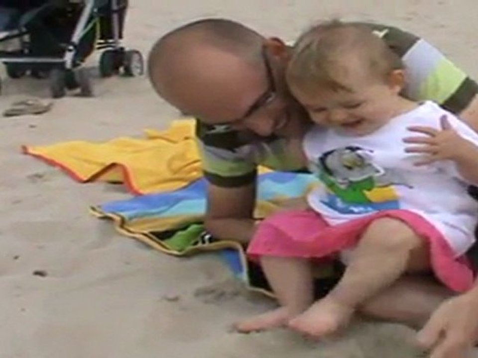 Premier pas de Maëlle à la plage