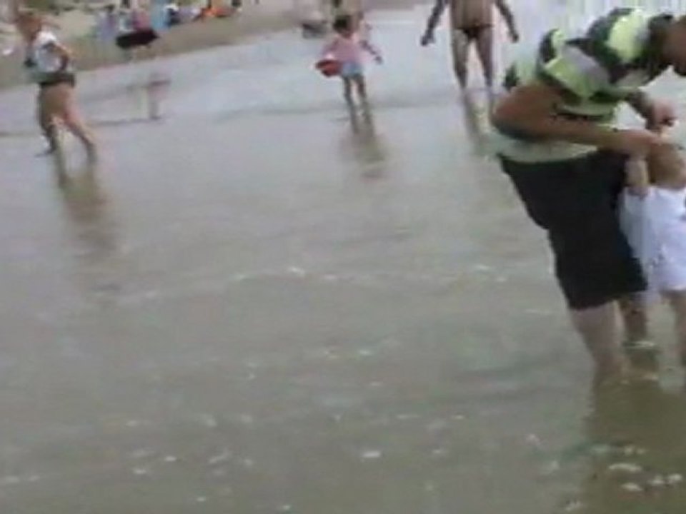 Maëlle : les pieds dans l'eau 2