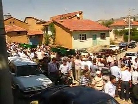 MERHUM ÜNAL AYDOĞMUŞ VE MERHUME SULTAN GÜVENİR CENAZE NAMAZI VİDEOSU 2011/4