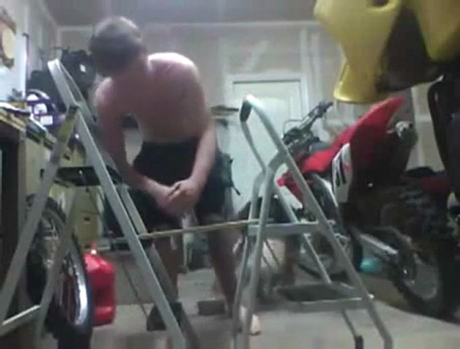 Kid versucht, sich über Foren Punsch Fail