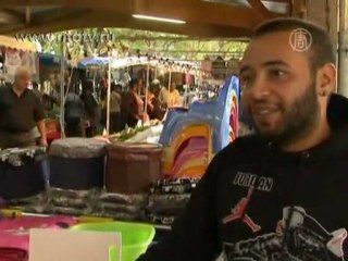 Стросс-Кана встретили в Париже оперой под окном