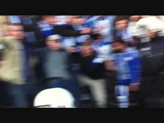 Suomen poliisi hallitsee väkijoukkoa