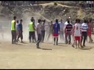 Turnuvada futbol yerine yumruklar ve silahlar konuştu