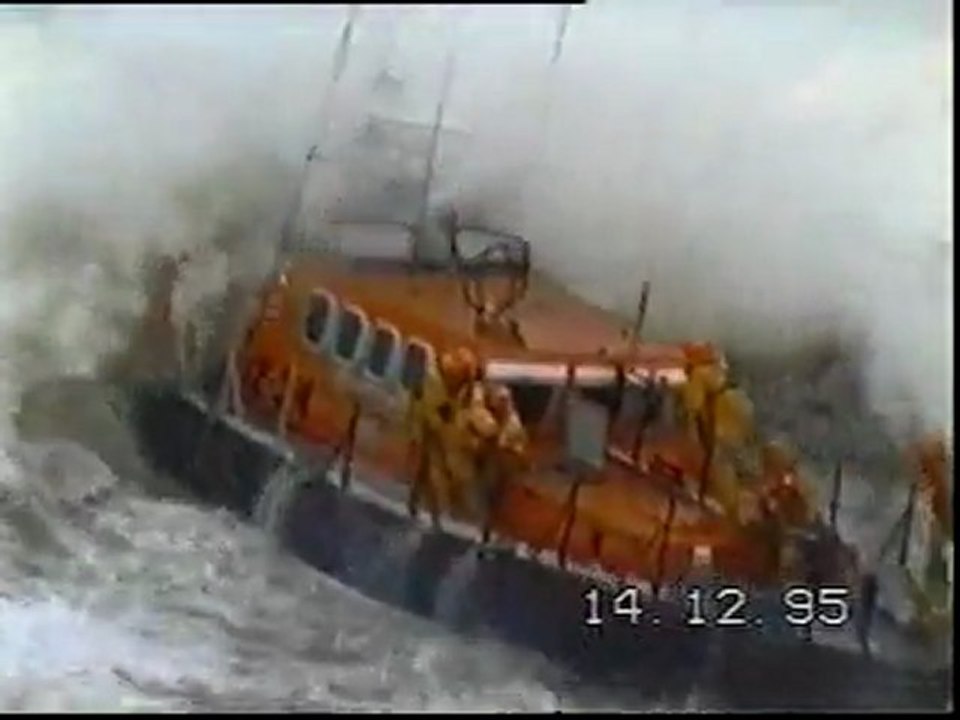 bateau sauvetage RNLI départ de plage musclé