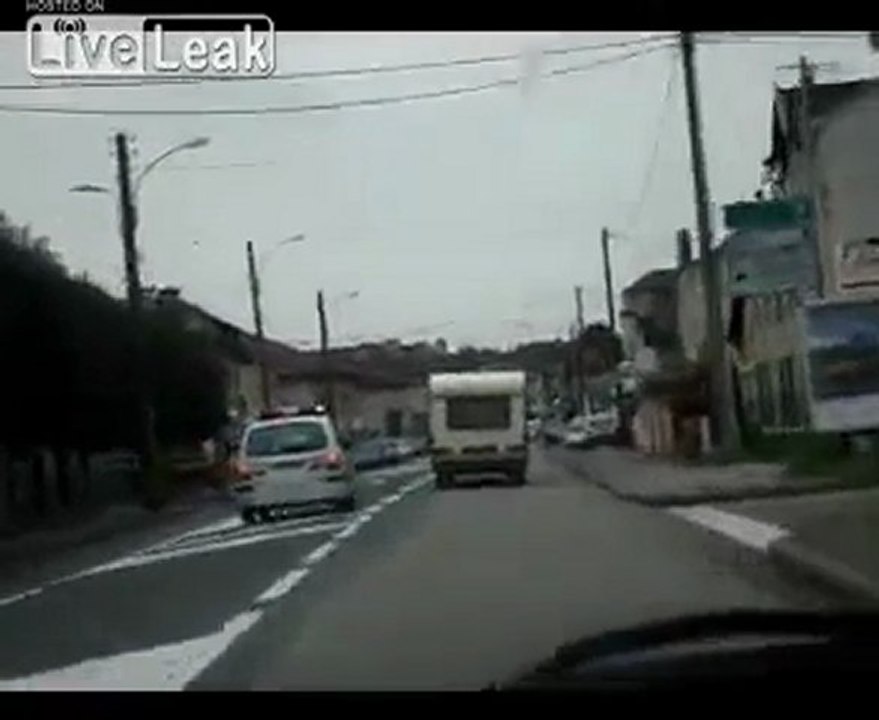 POLICE VS CARAVANE