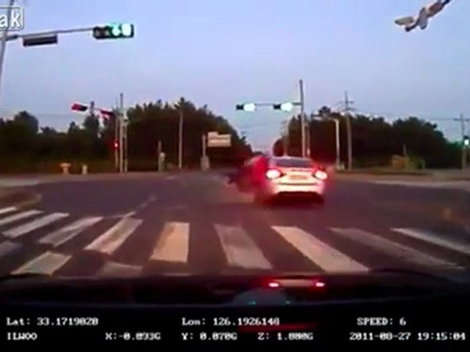 Zwei Jungs auf Roller stürzte in Auto