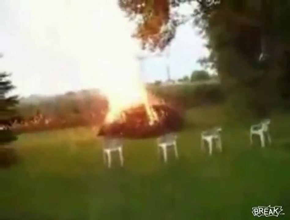 Man verschlingt seinem Hinterhof in Flames