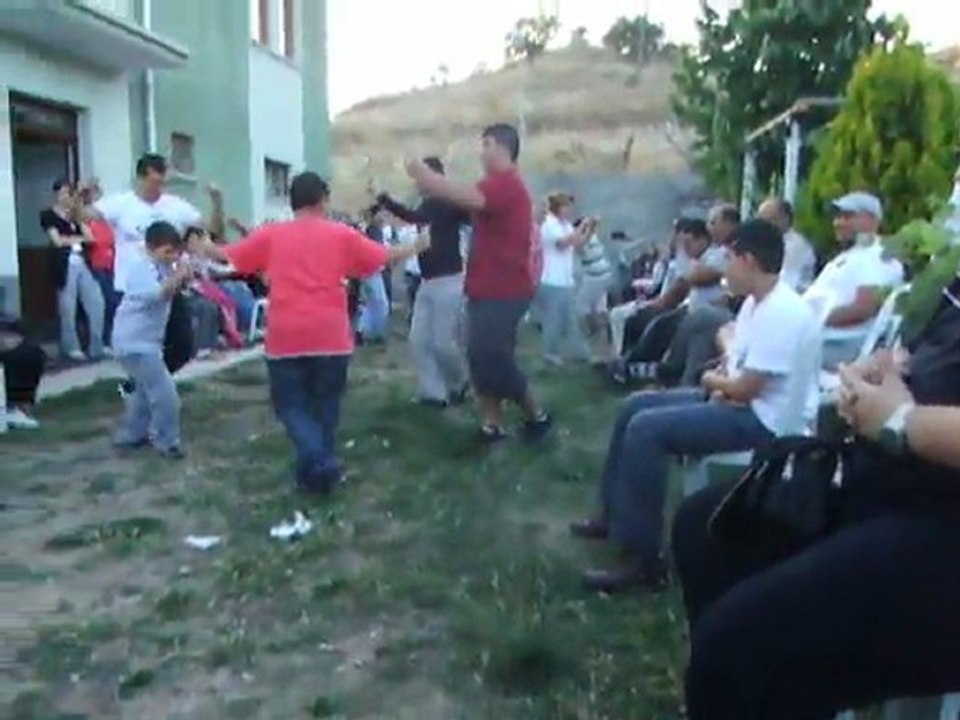 KIYISIN KÖYÜNDE ANKARA ZEYBEĞİ (ekleyen Haluk Balaban )