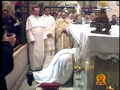 Извлечение миро из гробницы Святого Николая