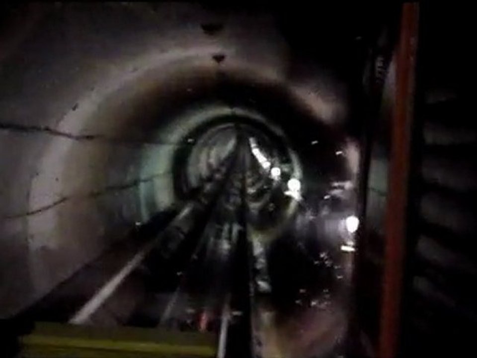 Aux 2 Alpes, le train sous le glacier