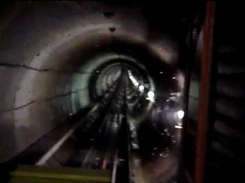 Aux 2 Alpes, le train sous le glacier