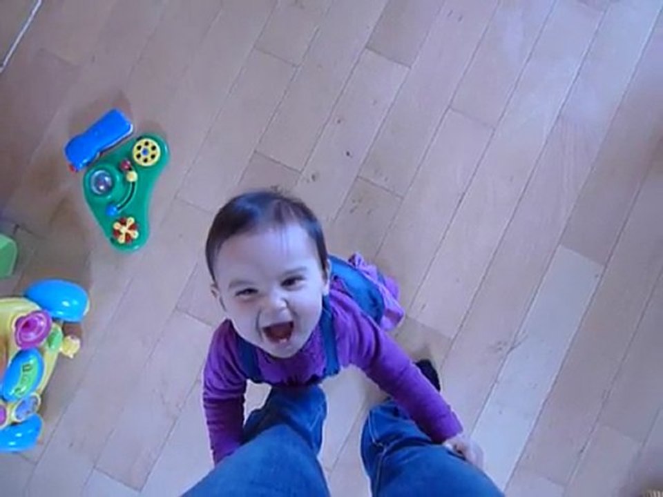 Flora dans les jupons de maman