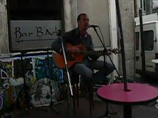 Rémy chante Renaud braderie aout 2010 au Bar B'Arts