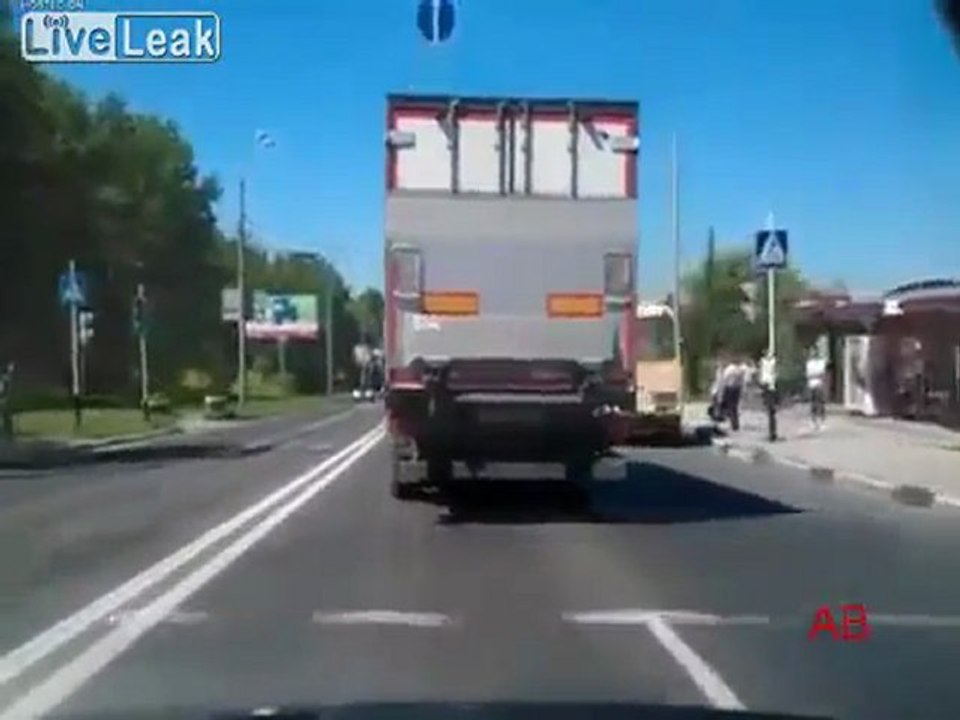 LKW fährt durch die Mitte - Crash
