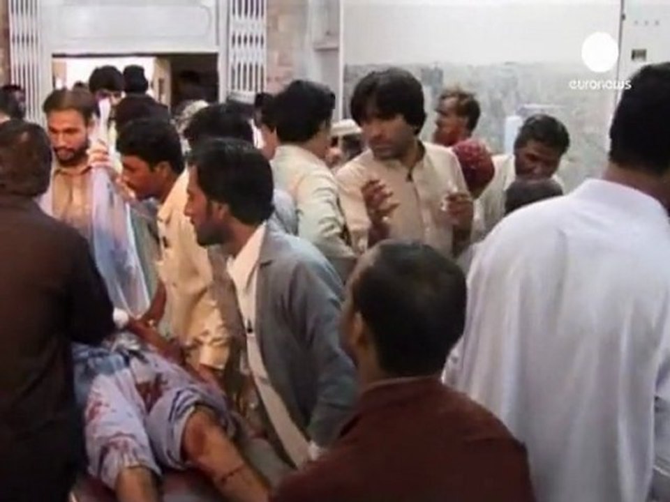 Double suicide attack targets Pakistan barracks