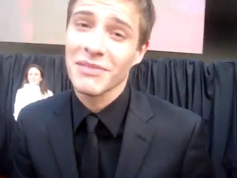 Xavier Samuel saluda a fan en premiere de Eclipse-2010