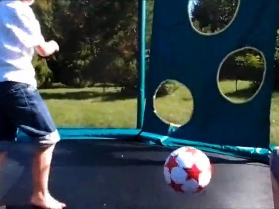 Football sur Trampoline avec la Cage TrampoFoot - France Trampoline