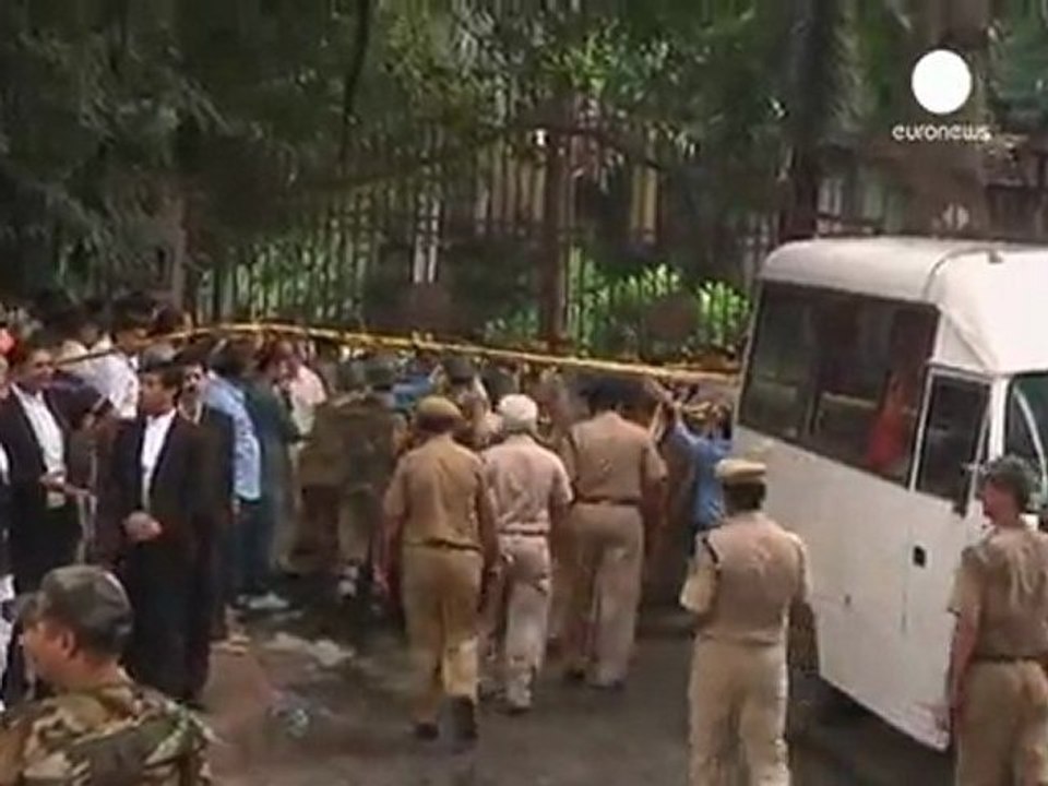 India: 11 muertos tras estallar una bomba ante el...