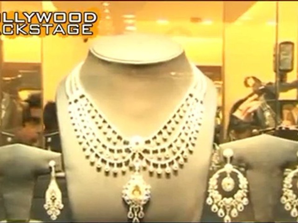 Saif Ali Khan GIFTS wedding ring to Bebo