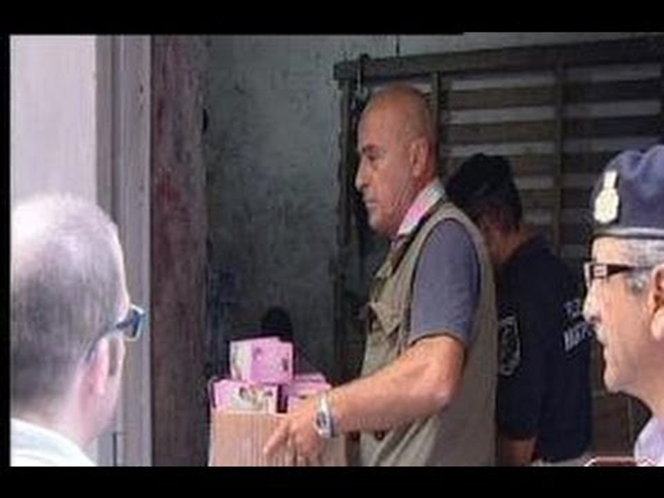 Napoli - La Polizia Municipale sequestra prodotti cinesi falsi