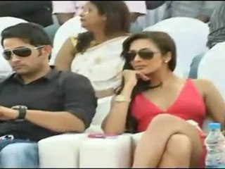 Hot Malaika Arora Shows Her Sexy Legs At Team Jindal Apolo Golf Match