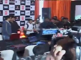 Abhishek Bachchan With Finalist Of Contest  At Zapak.Com