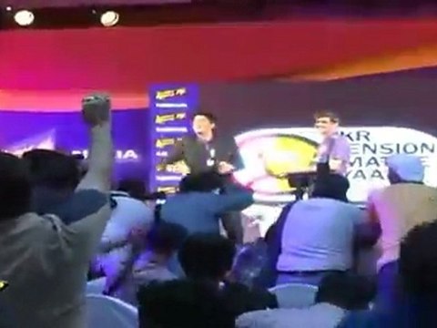 Shahrukh Khan Throws Stress Buster Balls To Audience At KKR Press Meet
