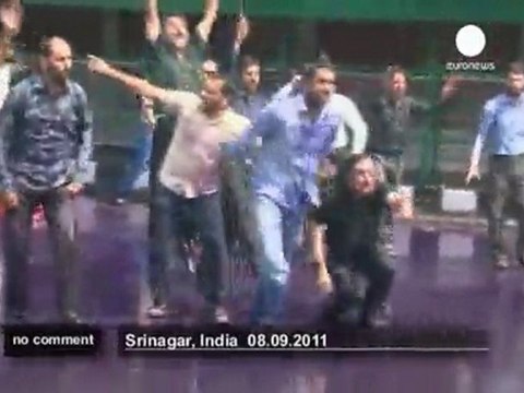 India: demonstrators pushed back with water... - no comment