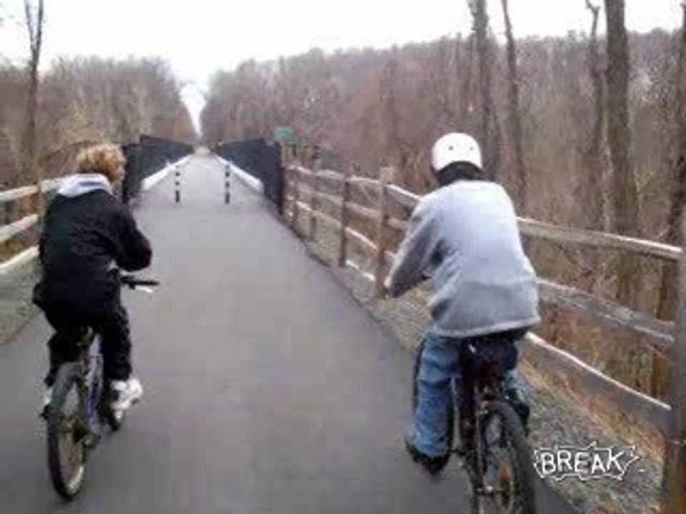 un gar qui jette le velo de son pote