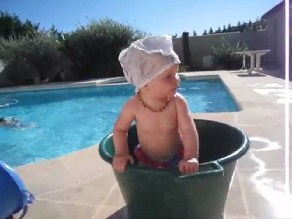 Alice à la piscine