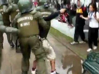 Students clash with police in Chile