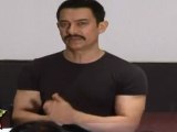 Aamir Khan Praising 'Delhi Belly' Director Abhinay Deo For His Work During Films Promotional Event