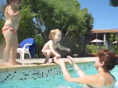 Alyssa saute dans la piscine 25.08.2011 (15 mois)